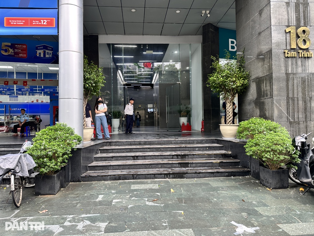 Công an đang làm việc tại trụ sở công ty của Shark Bình - 3 Công an đang làm việc tại trụ sở công ty của Shark Bình - 3