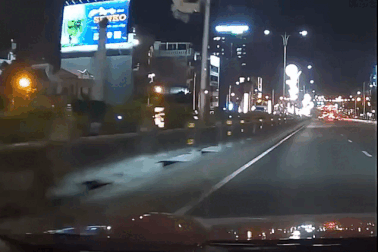 Người đi bộ bất chấp nguy hiểm, leo qua dải phân cách trên cầu Vĩnh Tuy