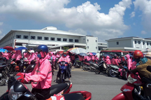 Sau giờ cơm trưa, hàng nghìn công nhân nhất loạt bỏ về