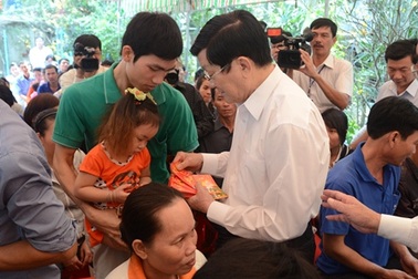 Chủ tịch nước thăm và chúc Tết nhân dân tỉnh Long An 