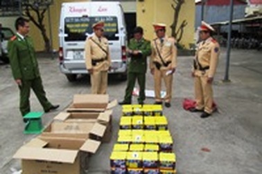 Xe ô tô 16 chỗ ngồi chở hơn 1,3 tạ pháo lậu