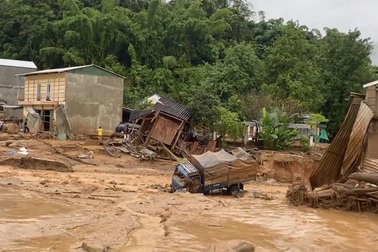 Lũ cuốn trôi 4 người ở Sơn La