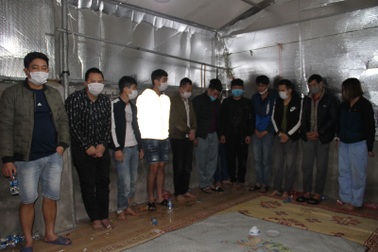 Nghỉ làm vì Covid-19, tụ tập đánh bạc, bị thu giữ gần 300 triệu