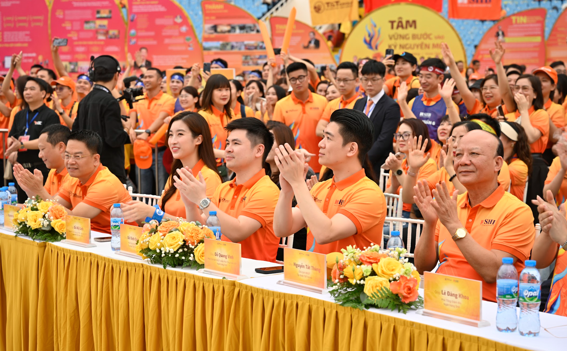 Tóc Tiên, MONO vừa nhảy vừa hát dưới trời mưa - 9 Tóc Tiên, MONO vừa nhảy vừa hát dưới trời mưa - 9