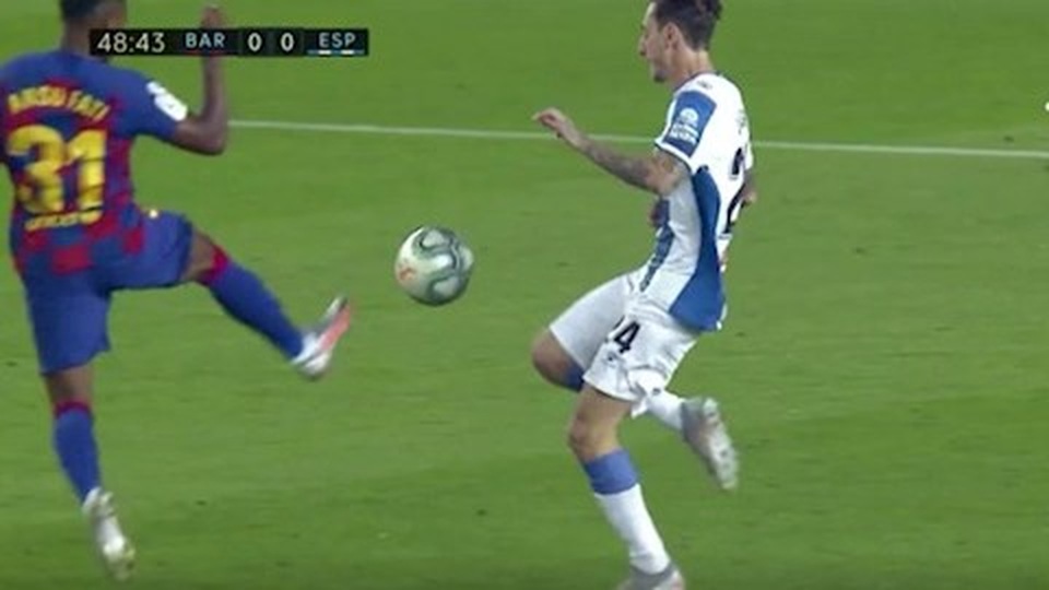 “Messi mới” vào bóng thô bạo, suýt khiến Barcelona ôm hận - 1 “Messi mới” vào bóng thô bạo, suýt khiến Barcelona ôm hận - 1