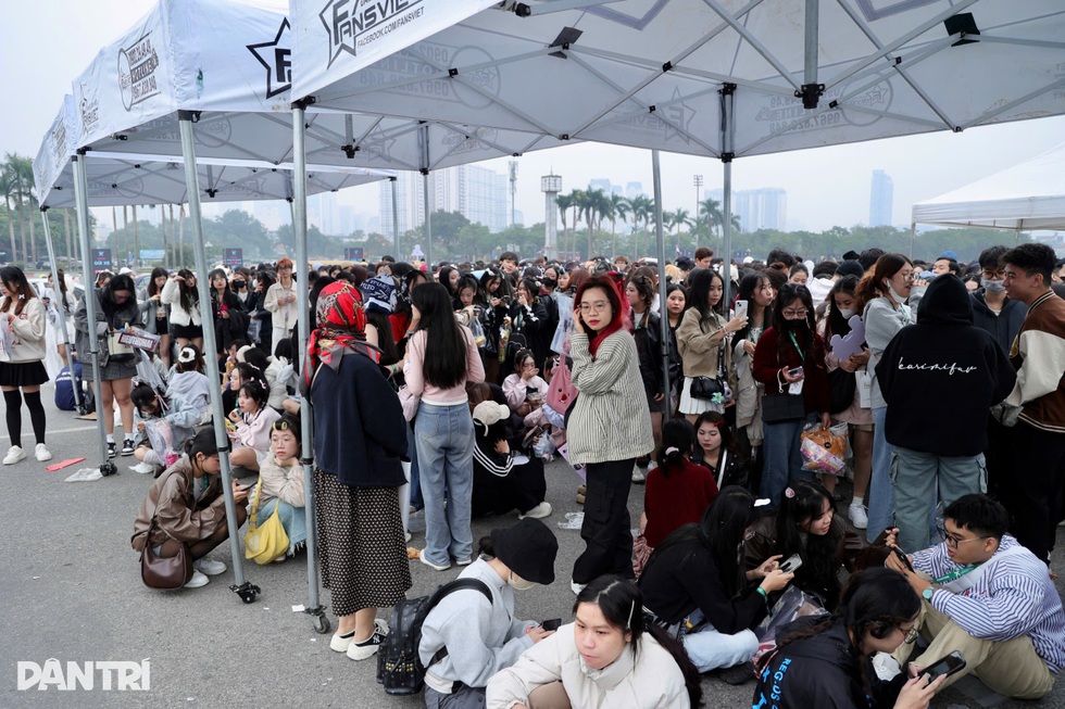 Hà Nội: Fan thức xuyên đêm, ngất xỉu vì kiệt sức chờ xem Anh trai say hi - 4