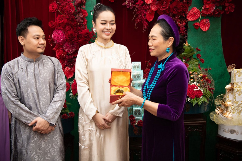 Vũ Hạnh Nguyên mặc đồ thể thao, lái mui trần ở lễ ăn hỏi Nguyễn Đức Cường - 4 Vũ Hạnh Nguyên mặc đồ thể thao, lái mui trần ở lễ ăn hỏi Nguyễn Đức Cường - 4