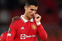 HLV Ten Hag xin lỗi người hâm mộ vì C.Ronaldo