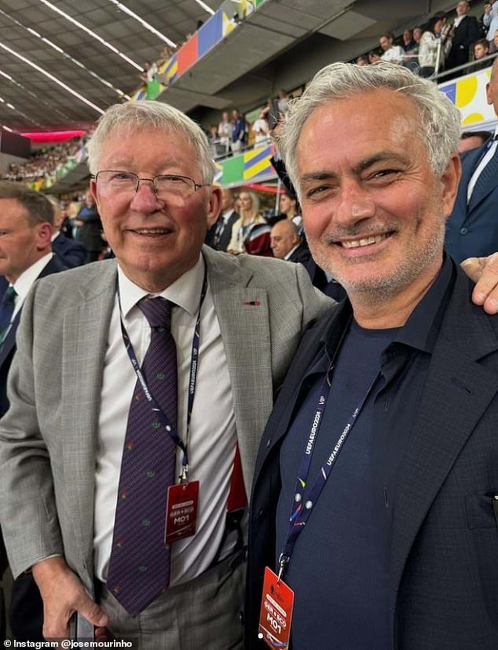 Sir Alex Ferguson và Mourinho tay bắt mặt mừng, cười nói rôm rả ở Euro 2024 - 2 Sir Alex Ferguson và Mourinho tay bắt mặt mừng, cười nói rôm rả ở Euro 2024 - 2