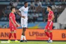 Tân binh cao 2m06 gây ấn tượng trong ngày ra mắt CLB Nam Định