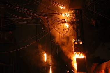 Trưởng Phòng Cảnh sát PCCC nói gì về cột điện "mọc" xuyên nhà?