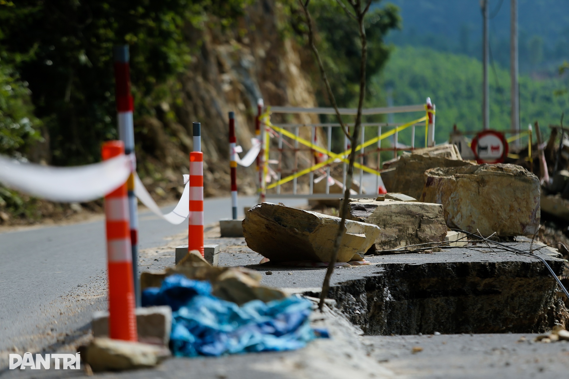 Dân thấp thỏm lưu thông qua tuyến đường sạt lở ở Đà Nẵng - 7 Dân thấp thỏm lưu thông qua tuyến đường sạt lở ở Đà Nẵng - 7
