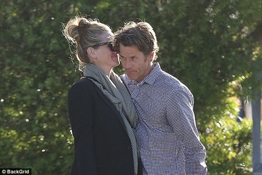 Khoảnh khắc hạnh phúc của vợ chồng Julia Roberts