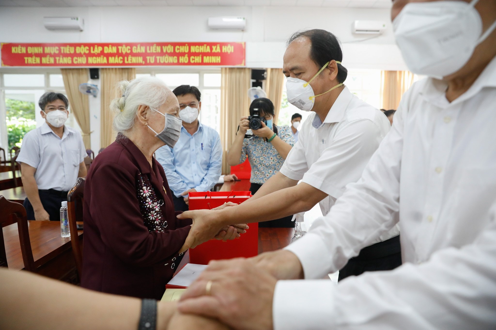 Nuốt nước mắt khi nghe chồng, con hy sinh để không lộ thân phận - 9 Nuốt nước mắt khi nghe chồng, con hy sinh để không lộ thân phận - 9