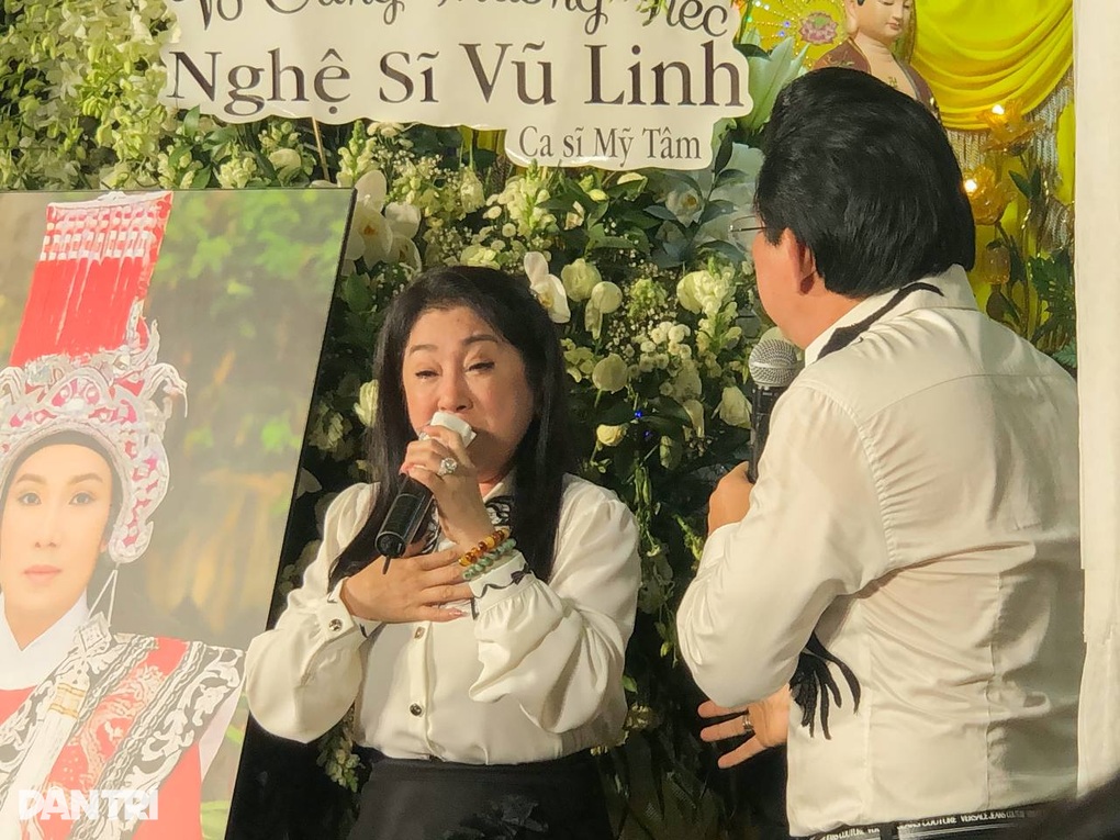 Đêm tiễn Vũ Linh: Ngọc Huyền ngất xỉu, hàng ngàn người xem hát đến 1h sáng - 9 Đêm tiễn Vũ Linh: Ngọc Huyền ngất xỉu, hàng ngàn người xem hát đến 1h sáng - 9