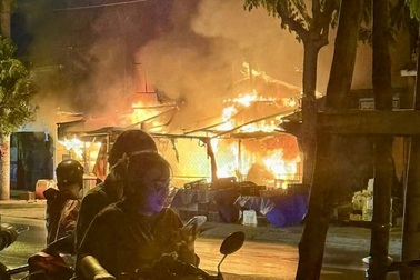 Cháy chợ giữa khuya ở TPHCM