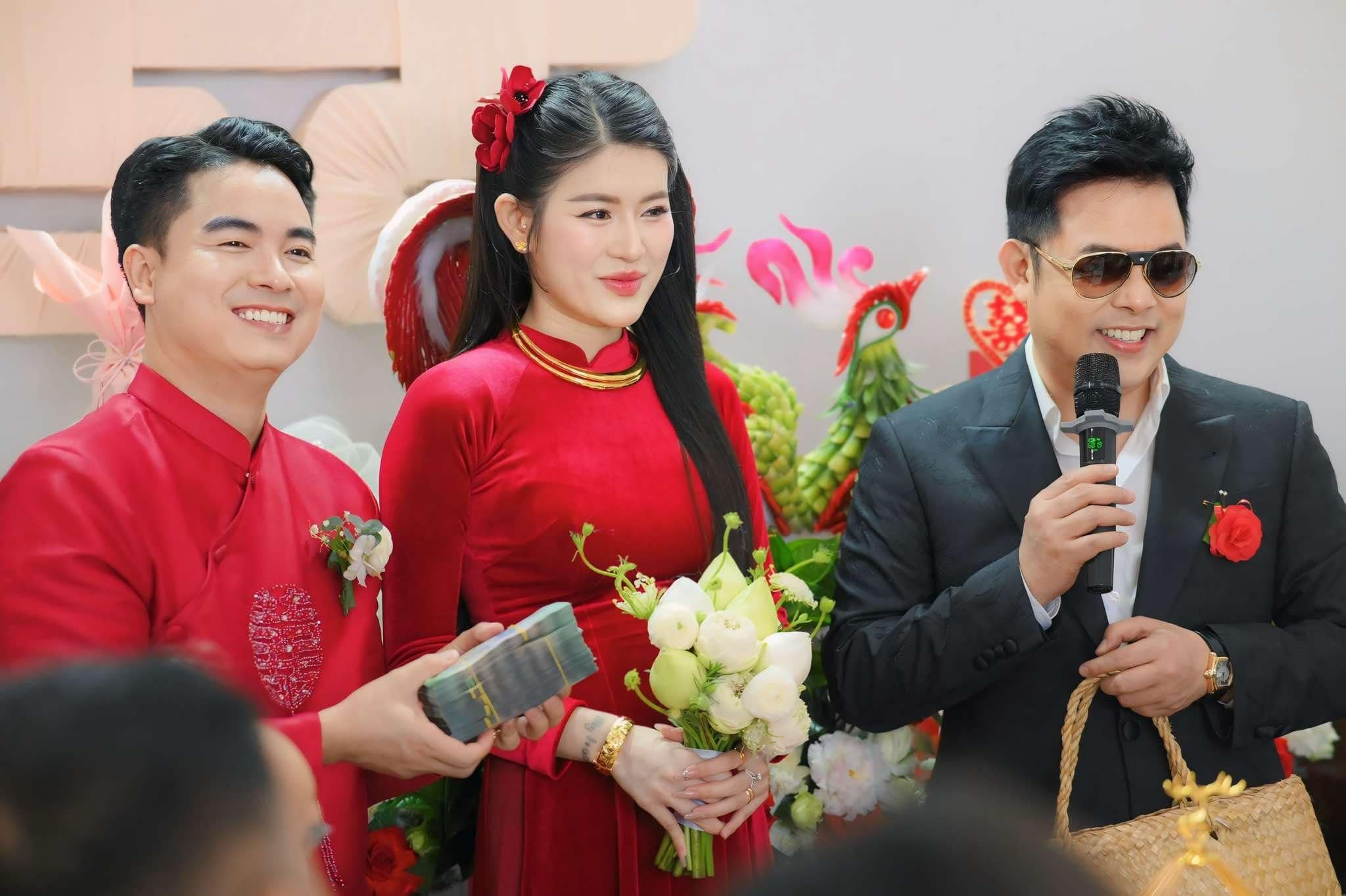 Quang Le มอบเพชรและเงิน 300 ล้านดองให้ผู้จัดการของเขาในวันแต่งงานของเขา - 3 Quang Lê tặng quản lý kim cương, 300 triệu đồng trong ngày cưới - 3
