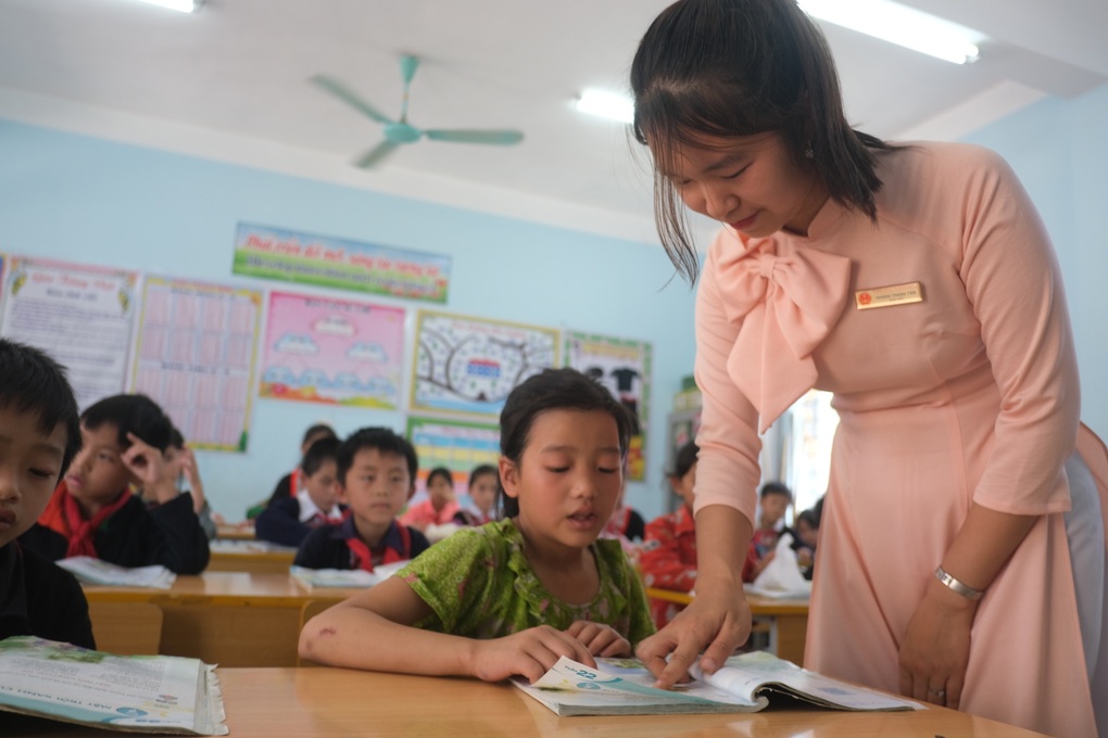 Cô giáo 9X chấp nhận yêu xa, vượt 60km dạy chữ cho học sinh Hà Giang - 3 Cô giáo 9X chấp nhận yêu xa, vượt 60km dạy chữ cho học sinh Hà Giang - 3