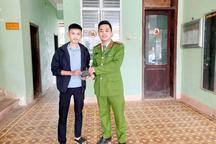 Tân binh trả lại tài sản nhặt được cho người đánh rơi