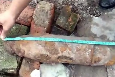 Người phụ nữ tá hỏa đào trúng quả bom khi dọn vườn