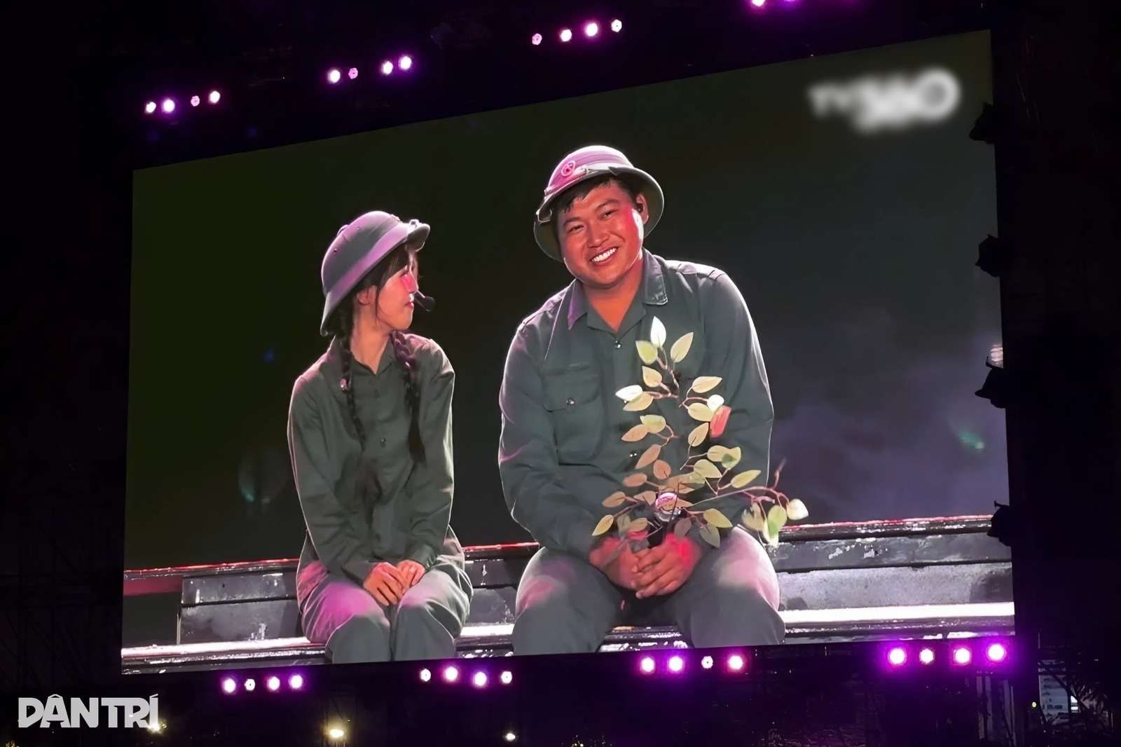 Mũi trưởng Long bắn rap, ngại ngùng bên Hậu Hoàng gây sốt 20.000 khán giả - 9