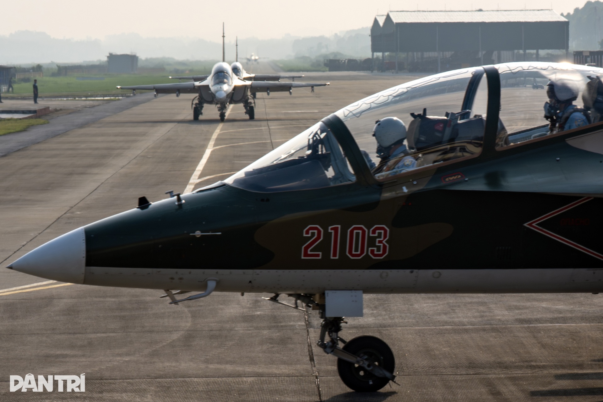 Máy bay Yak-130 xuất kích, lần đầu bay đội hình 6 chiếc hình tam giác ở Kép - 3 Máy bay Yak-130 xuất kích, lần đầu bay đội hình 6 chiếc hình tam giác ở Kép - 3