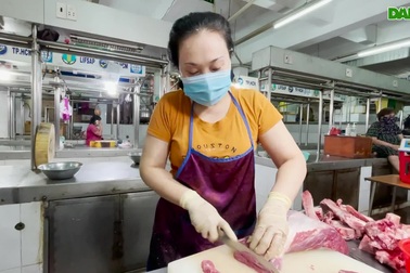 Người dân đến chợ thực phẩm An Đông phải ghi lịch sử mua bán