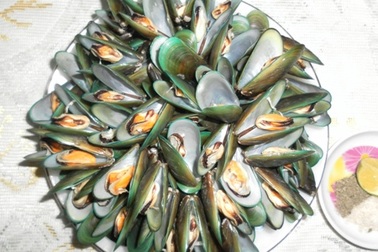 Vẹm luộc chấm muối tiêu