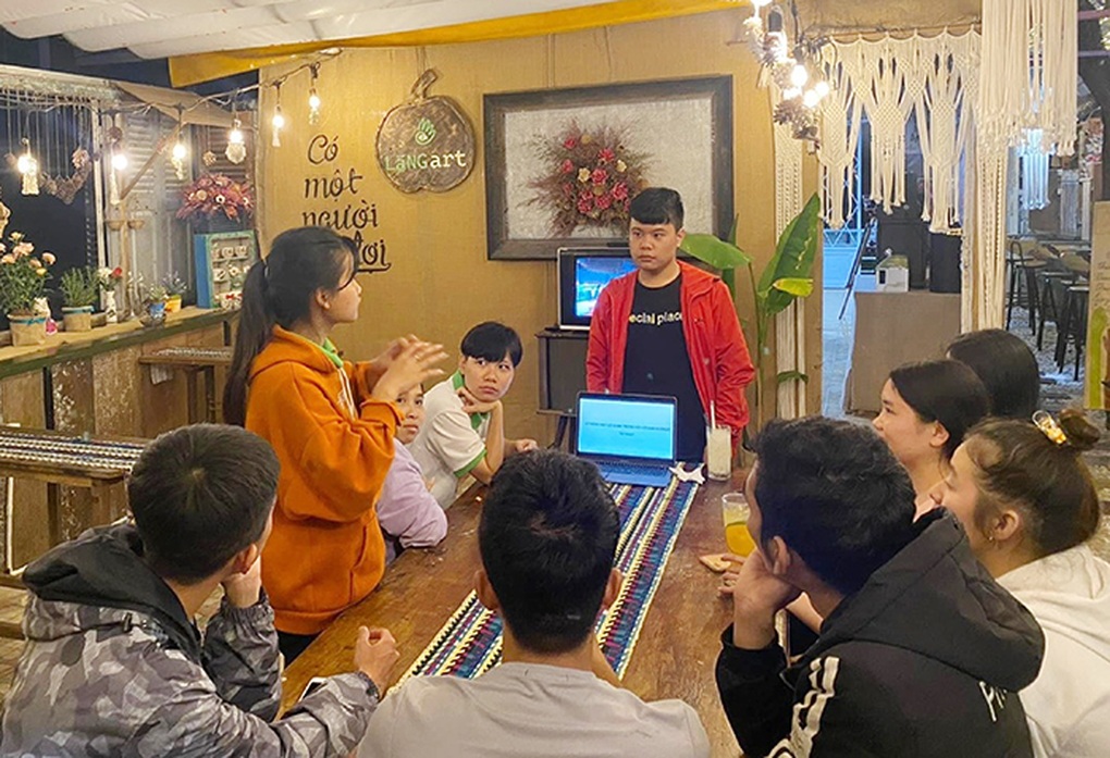 Những đôi bàn tay biết nói tại quán cà phê vô thanh - 1 Những đôi bàn tay biết nói tại quán cà phê vô thanh - 1