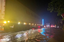 Mưa lớn gây ngập lụt, nhiều tuyến giao thông Bắc - Nam qua Huế tê liệt