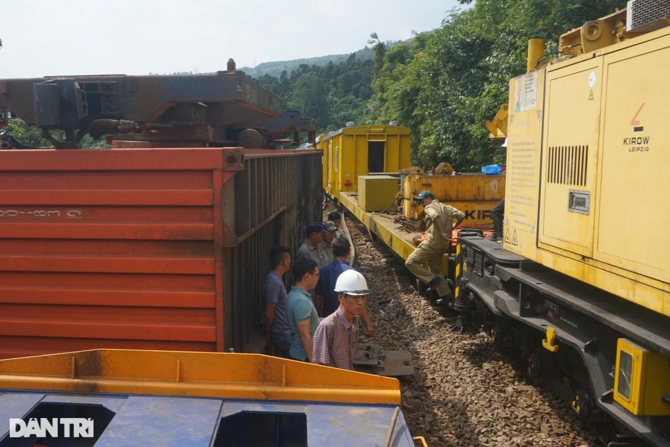 View - Hiện trường tàu trật bánh trên đèo Hải Vân | Báo Dân trí