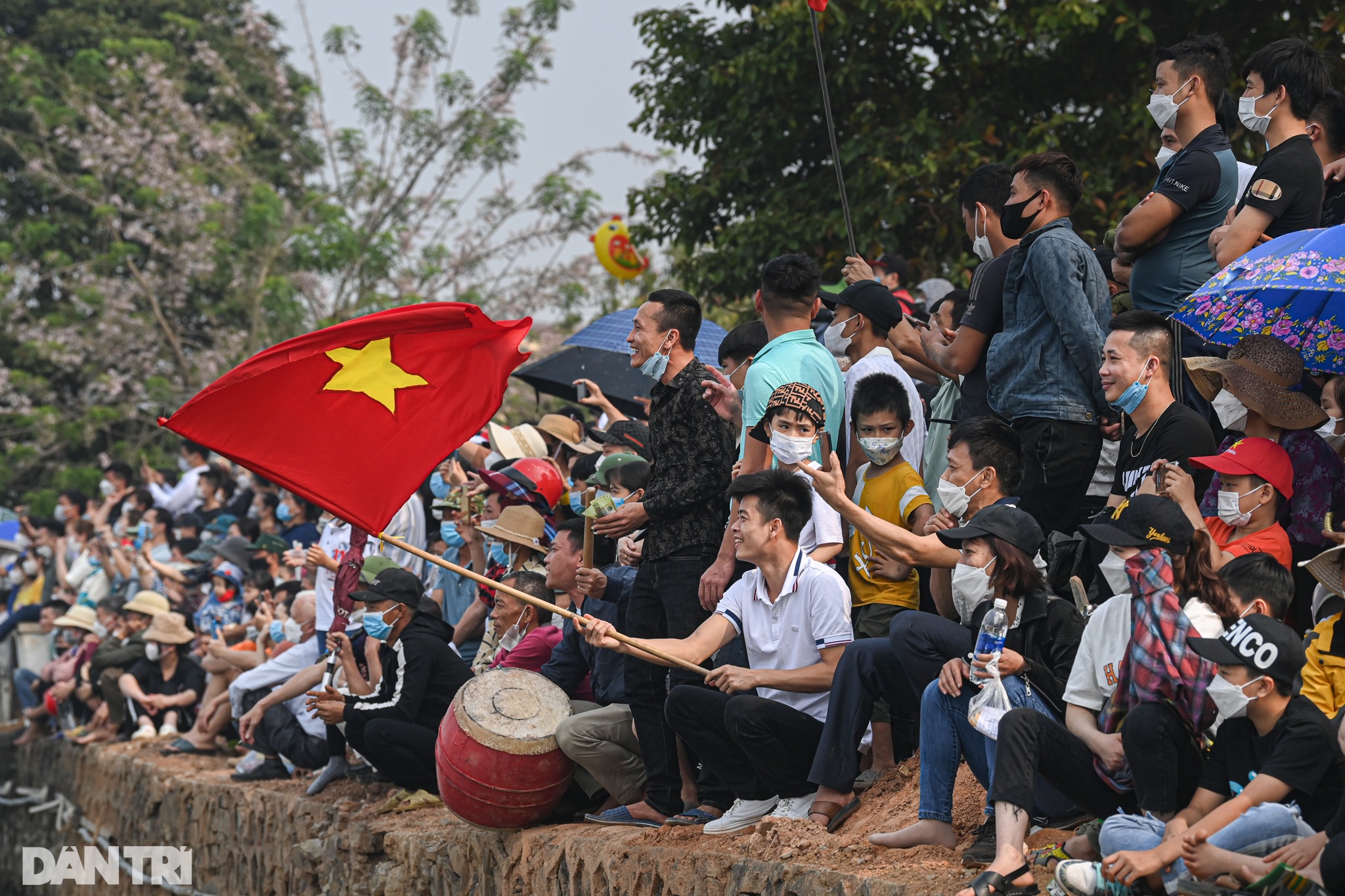 Hàng nghìn người vây kín hồ cổ vũ giải đua bơi chải vùng đất Tổ - 13 Hàng nghìn người vây kín hồ cổ vũ giải đua bơi chải vùng đất Tổ - 13
