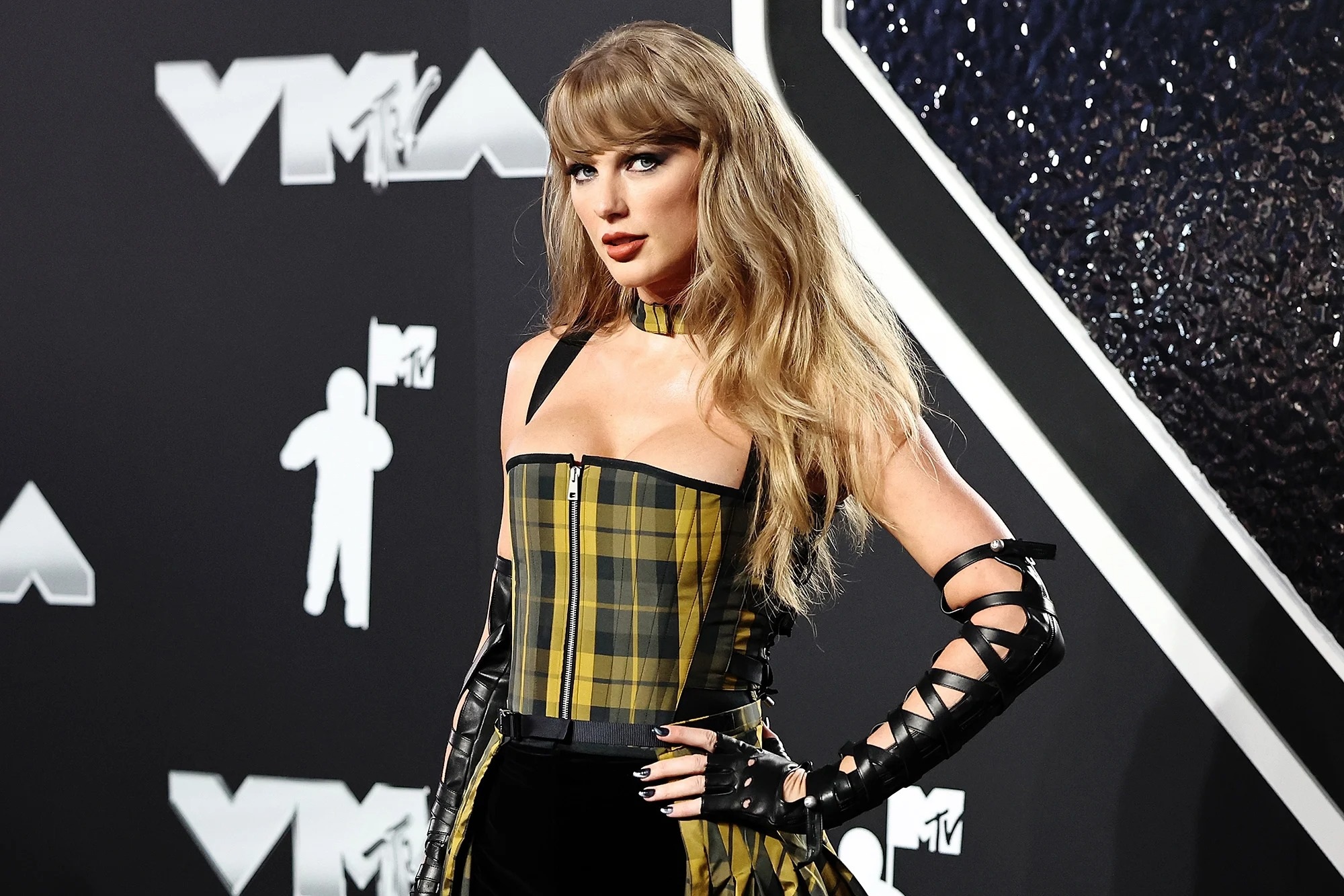 View - Taylor Swift và Lisa đọ dáng gợi cảm trên thảm đỏ VMAs 2024 | Báo Dân trí