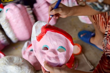 Gia đình làm mặt nạ giấy bồi cuối cùng ở phố cổ Hà Nội