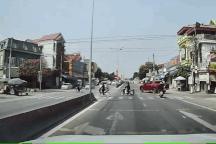 Không kiểm soát tốc độ khi qua đoạn giao cắt, xe Innova lao bổ vào xe máy