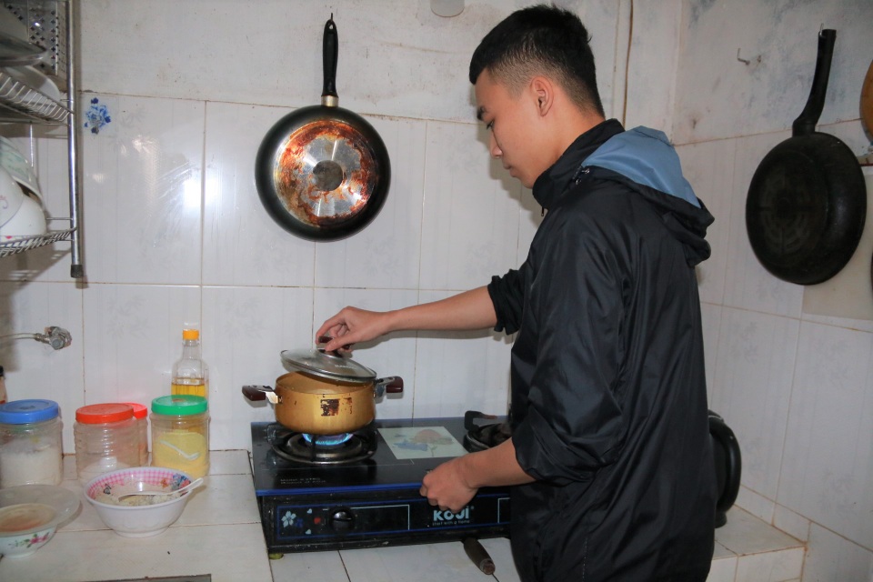 Thương cảnh chàng trai mồ côi không người thân nuôi em gái 10 tuổi - 6 Thương cảnh chàng trai mồ côi không người thân nuôi em gái 10 tuổi - 6