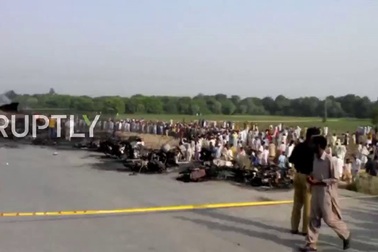 Nổ xe chở dầu ở Pakistan, 132 người chết vì “hôi của”