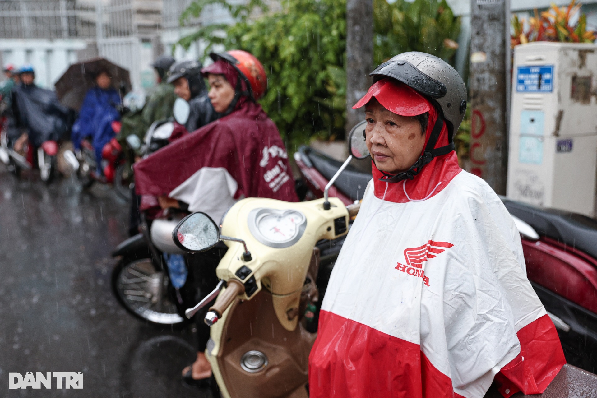 Parents in Ho Chi Minh City brave the rain all morning to wait for their children to take the high school graduation exam - 4 Phụ huynh TPHCM dầm mưa cả buổi để chờ con thi tốt nghiệp THPT - 4