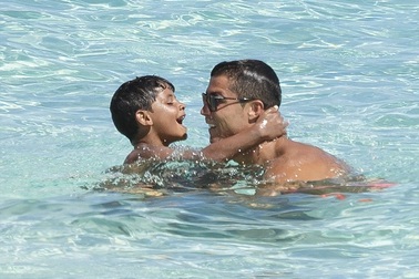 Ông bố C.Ronaldo ân cần chăm sóc quý tử