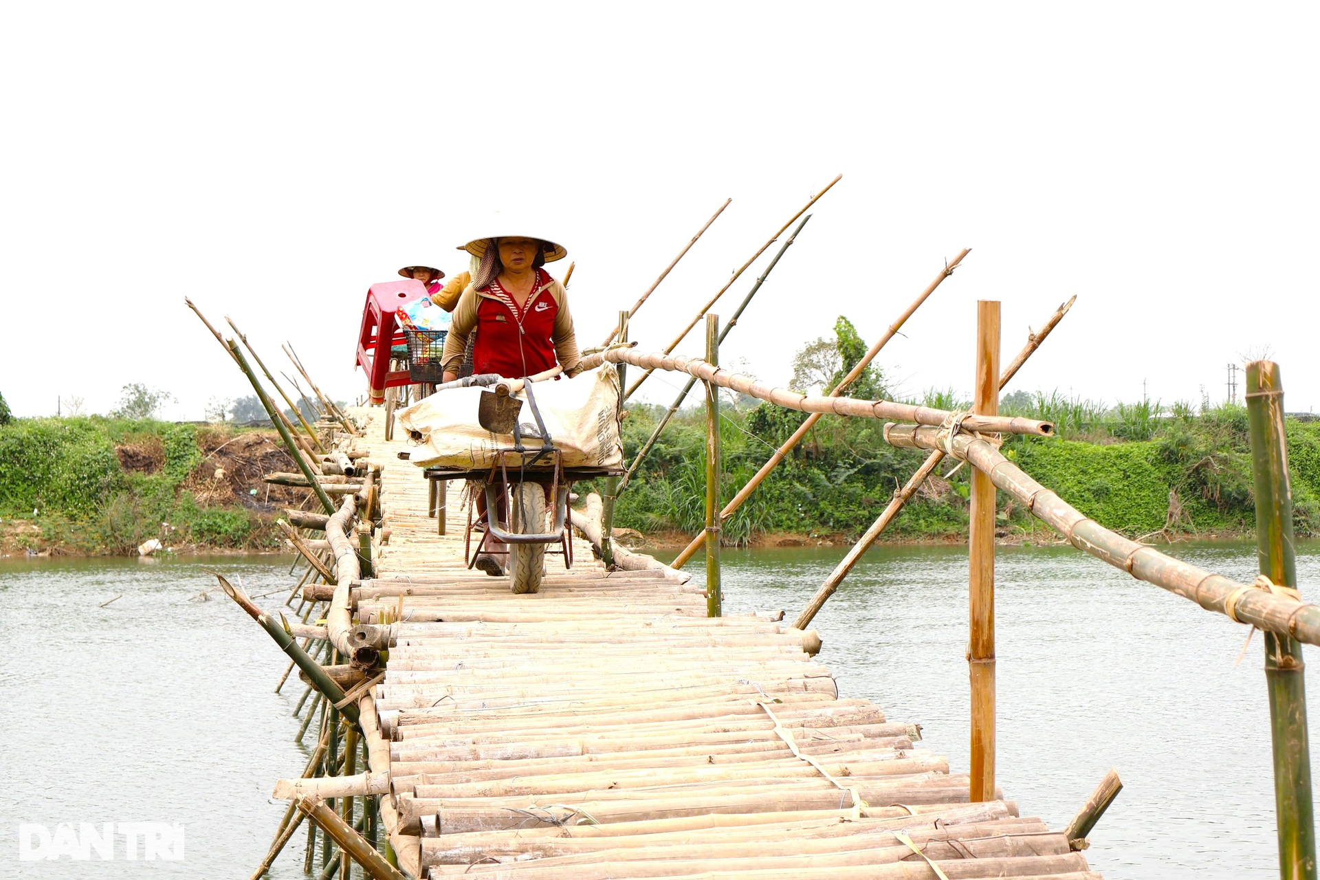 Cây cầu độc nhất ở Quảng Nam được dân làng góp tre, công xây dựng - 2 Cây cầu độc nhất ở Quảng Nam được dân làng góp tre, công xây dựng - 2
