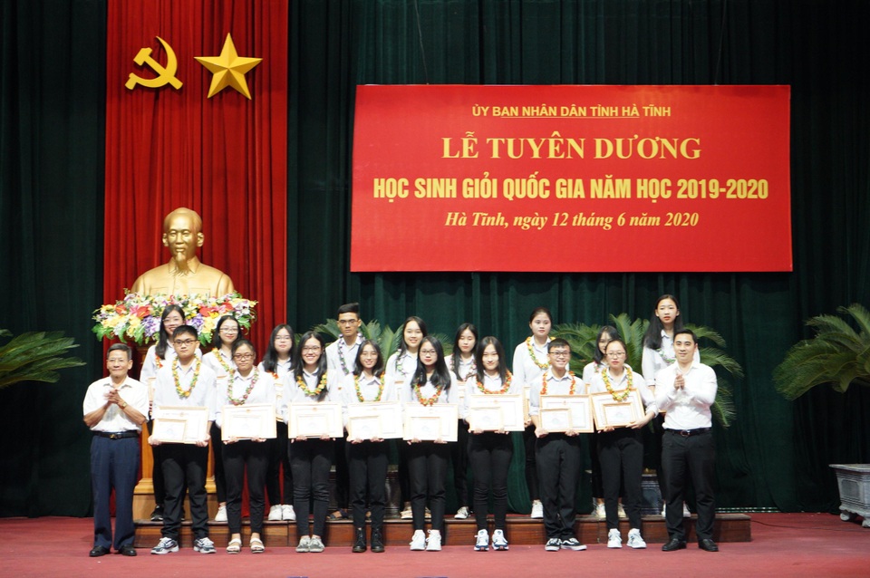 Hà Tĩnh tuyên dương, khen thưởng học sinh giỏi năm học 2019 - 2020 - 1