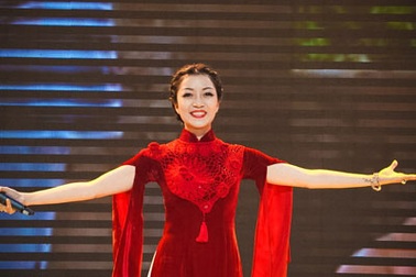 Phạm Thu Hà biểu diễn đêm chào xuân 2014 tại Trung Quốc