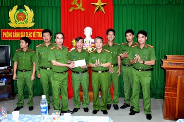 Chặn đầu xe tải, dùng mã tấu chém kính để cướp tiền