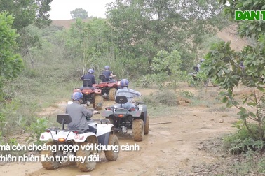 Du khách "cưỡi quái thú" vượt dốc, băng rừng ở ngoại ô Hà thành