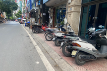 Người đi bộ "nóng mặt" vì phải đi dưới lòng đường