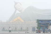 Sương mù phủ trắng ngôi chùa có tượng Phật nằm lớn nhất Việt Nam