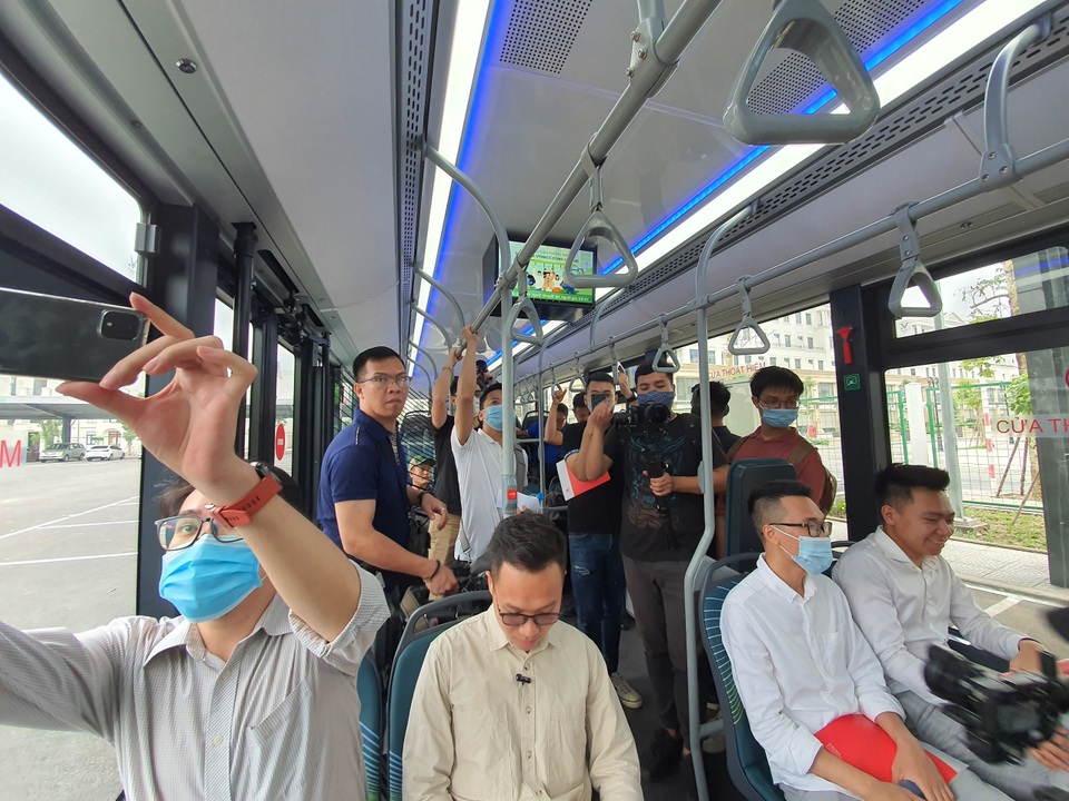 Xe buýt điện của tỷ phú Phạm Nhật Vượng chính thức lăn bánh - 3 Xe buýt điện của tỷ phú Phạm Nhật Vượng chính thức lăn bánh - 3