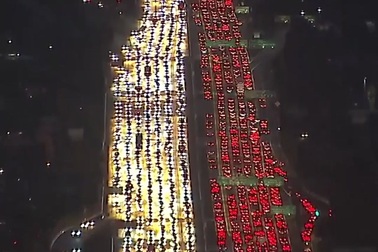 Khung cảnh "tuyệt đẹp" tạo nên từ dòng xe ùn ứ trong ngày Lễ tạ ơn ở Mỹ