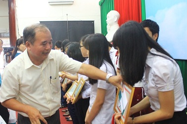 Bình Định: Trao 200 suất học bổng đến học sinh đặc biệt khó khăn