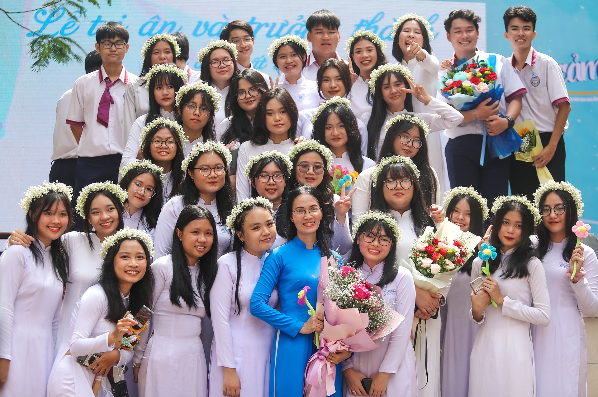 Khoảnh khắc nữ sinh Trưng Vương tinh khôi, rạng rỡ trong lễ trưởng thành - 18 Khoảnh khắc nữ sinh Trưng Vương tinh khôi, rạng rỡ trong lễ trưởng thành - 18
